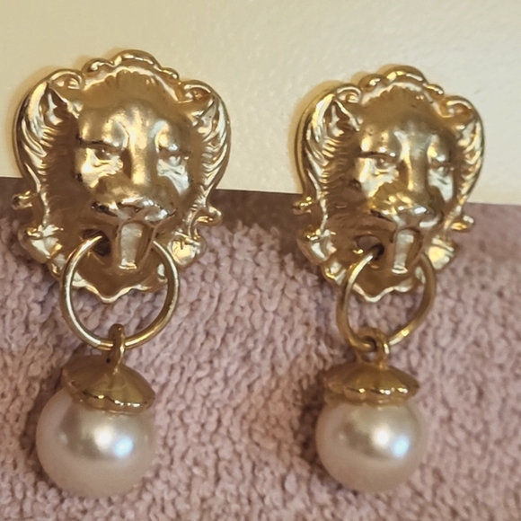 Vintage Gold Toned Lion Head Faux Pearl Drop Earrings (Clip On) - Picture 1 of 9
